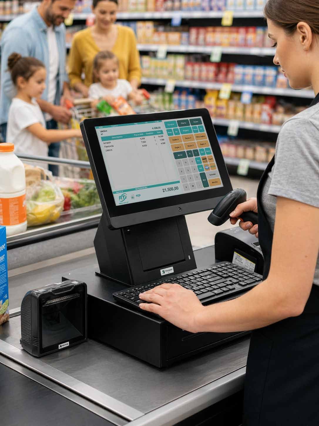 Cajera utilizando sistema RTI en supermercado